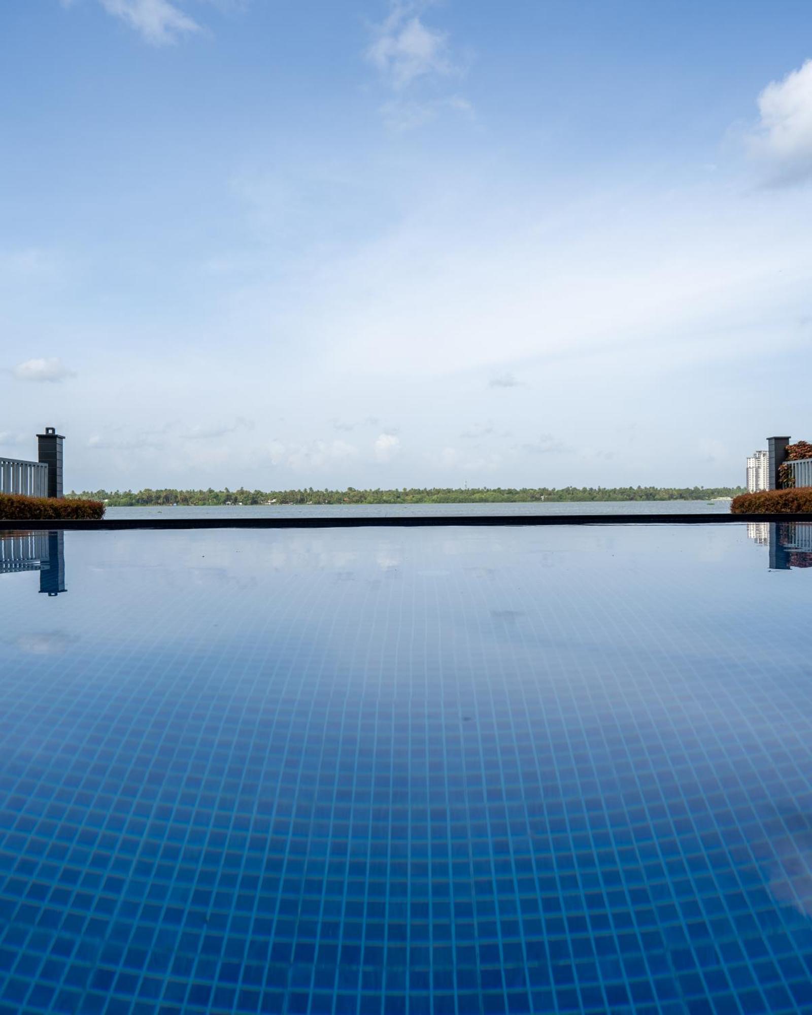 Kent Baywatch Suites Kochi Exterior foto