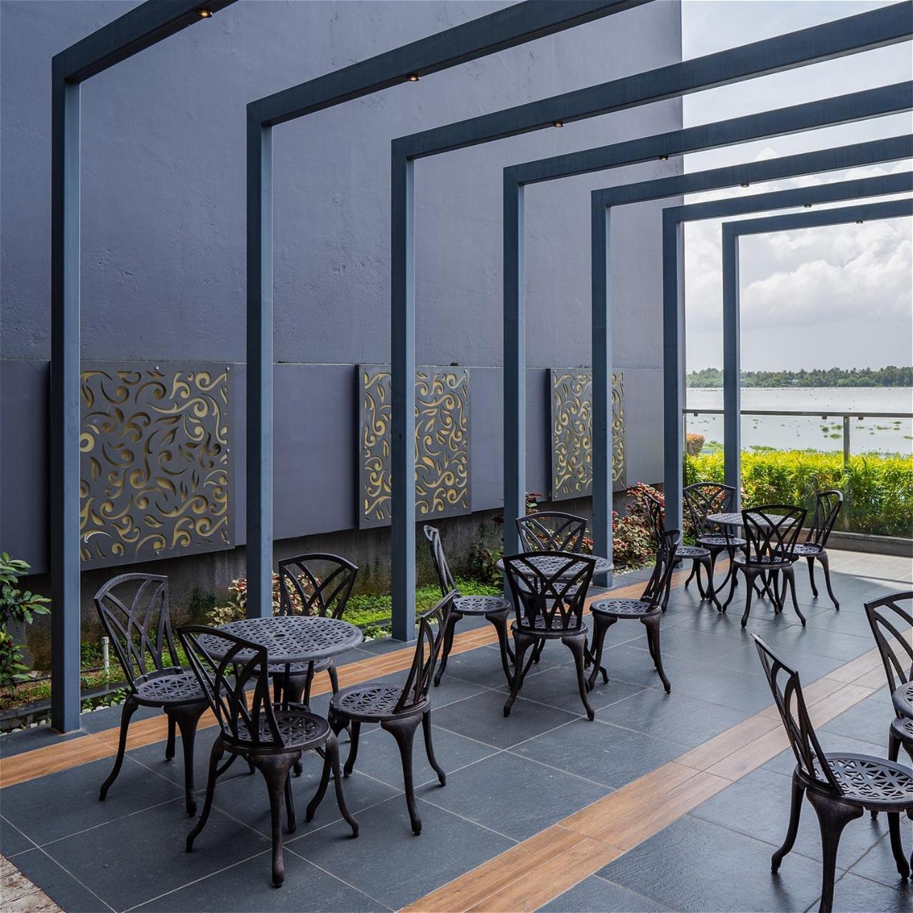 Kent Baywatch Suites Kochi Exterior foto