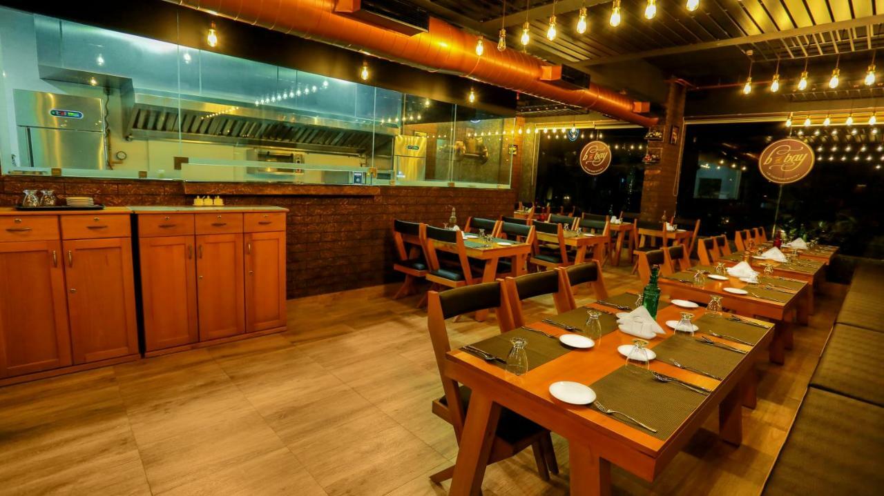 Kent Baywatch Suites Kochi Exterior foto